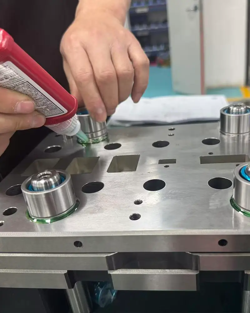 Stamping die assembly